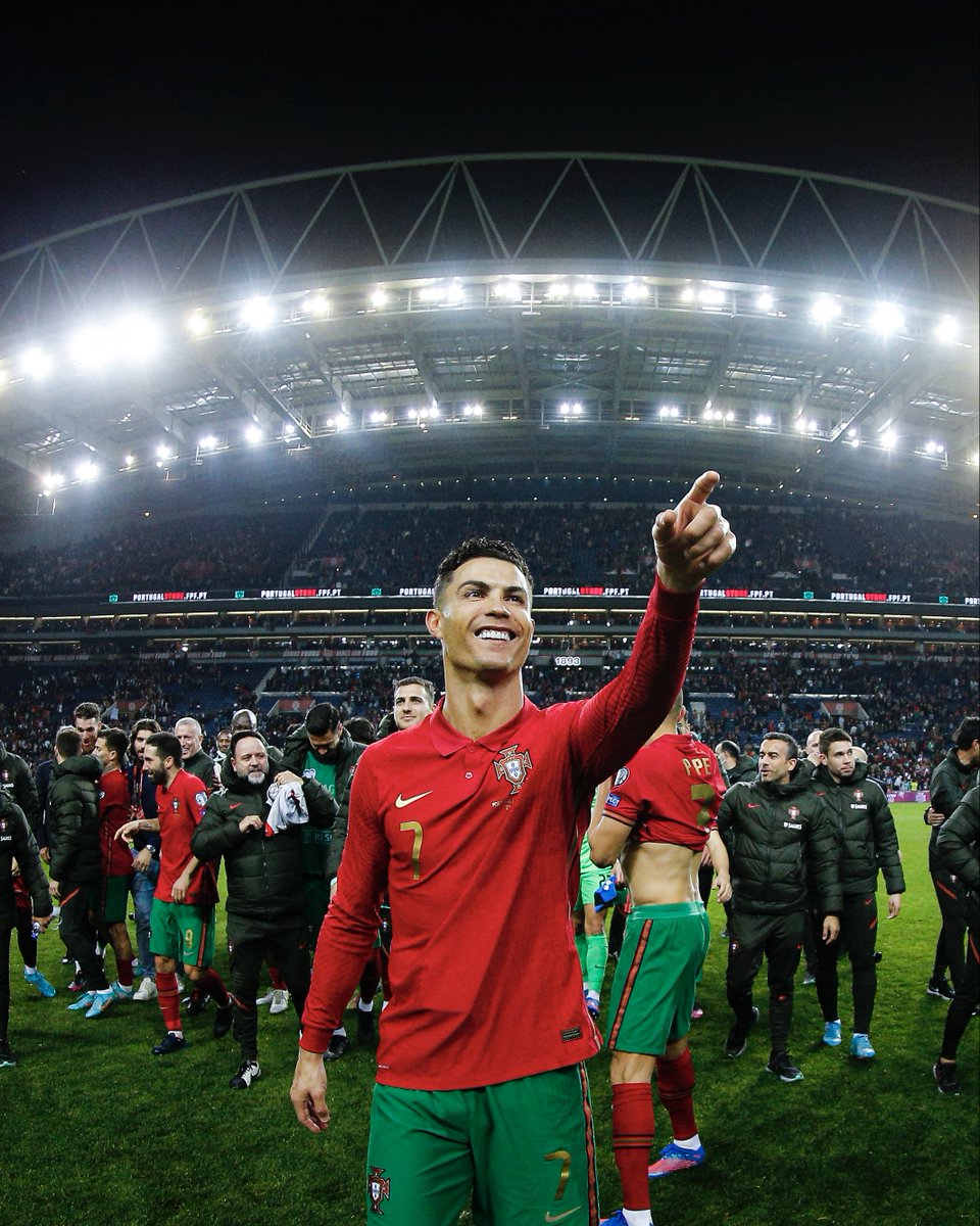 TimelineCR7's tweet photo. Enjoy the Cristiano Ronaldo era while it lasts ❤ https://t.co/fumA4Ew9JX