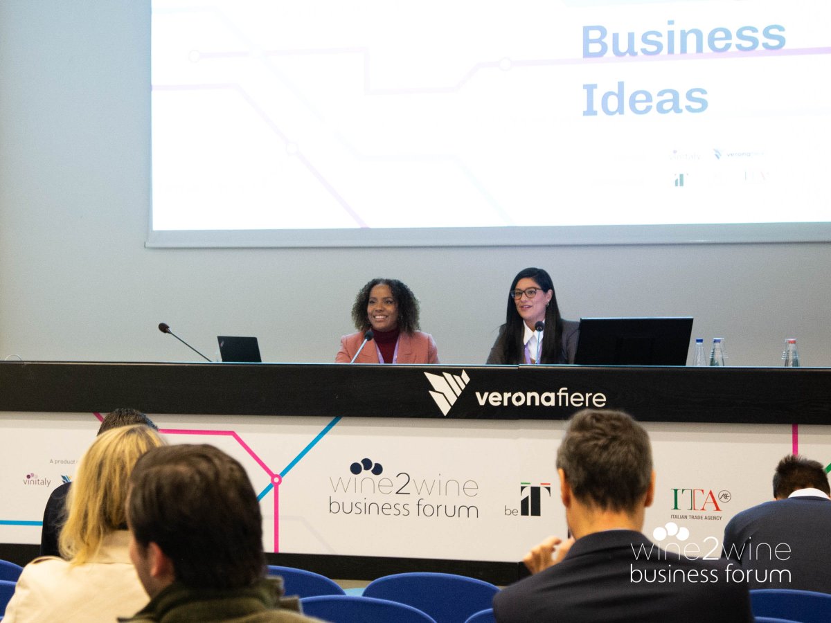 wine2wineVerona's tweet photo. Presenting their session, speakers @HispanicsinWine and @VinoConcierge introduced how to leverage your power to effectively cater to the Hispanic & LatinX wine community & highlighted the importance of using community-driven organizations.
#wine2wine2022 #winecommunication https://t.co/ysnT4yhexm