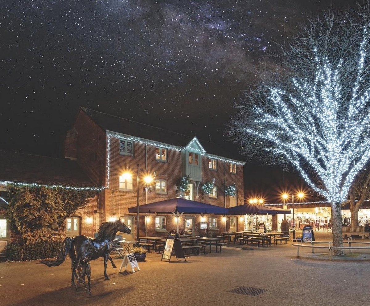 Join us for extra sparkly Late Night Shopping Event at the Furlong this Thursday 5pm - 8pm.🎁

🎄 Igloo photo experience 
🎄 Live music
🎄Fashion show 
🎄Make-up trials 
🎄Exclusive store discounts &amp; much, MUCH more!

Full details on our website

#shoppingringwood #furlongcentre