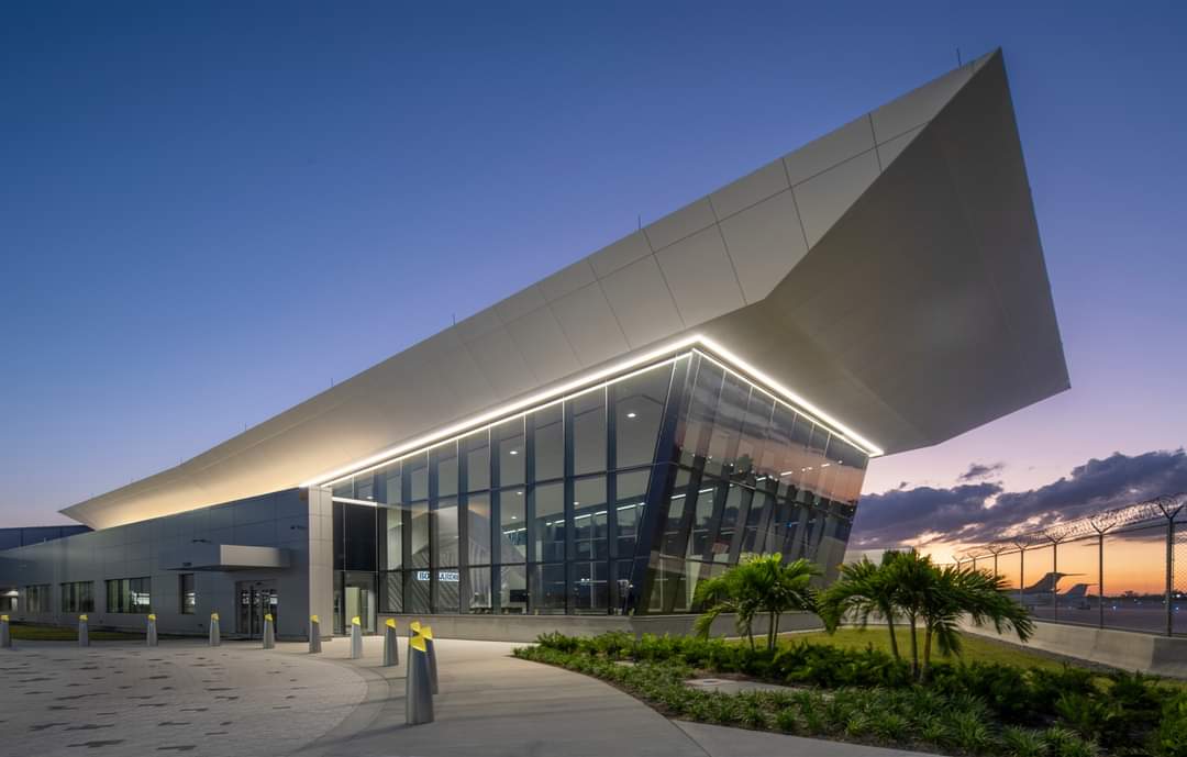 Troystudio's tweet photo. "JANUS PORTAL," a new sculptural installation in partnership with jet manufacturer Bombardier Inc and Miami-Dade County Art in Public Places.
•⁠
A permanent addition @Bombardier's new service center at the Miami-Opa Locka Executive Airport. https://t.co/pQWUzp0NSH