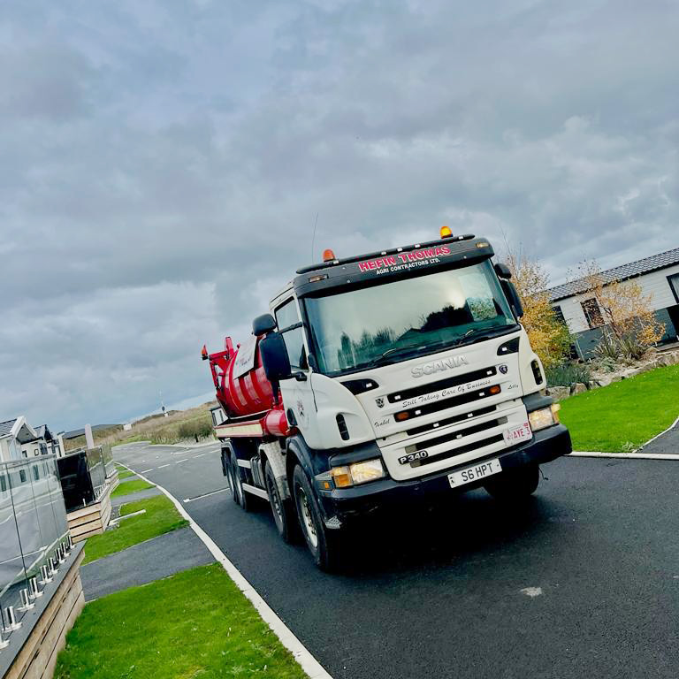 HefinThomasLtd's tweet photo. We were called in to a holiday park on Anglesey to de-sludge a large treatment plant before it closes. Once emptied and cleaned, we checked over all the internal components before we left https://t.co/ab7vOfHAZp #Anglesey #TreatmentPlantService https://t.co/eiRnYegW9C