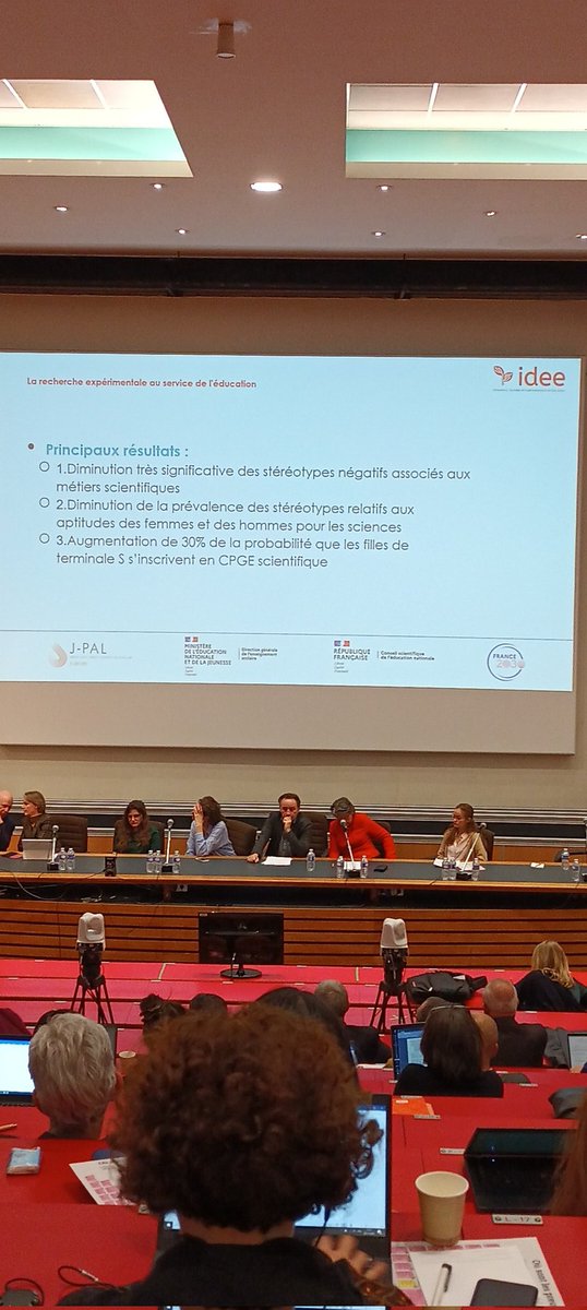 cardiedijon's tweet photo. Programme "Pour les filles et la science" présenté par Marion Monnet mait. de Conf. en eco @IreduBourgogne Objectif : rendre les filiÚres scientifiques attractives aux femmes qui sont sous-représentées en #sciences (math physique chimie : - de 30%) @IDEE_Education #ProgrammeIDEE https://t.co/fF7YliWxVx