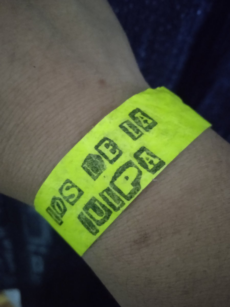 yennyrocio's tweet photo. Ayer una gran tarde con @LosDeLaCulpa, y no me he quitado la manilla para ir hoy a trabajar  por qué es medio de motivación.  (Cómo si fuera un p#j+z0 mental). 😅😅 https://t.co/grcZ94p9JK
