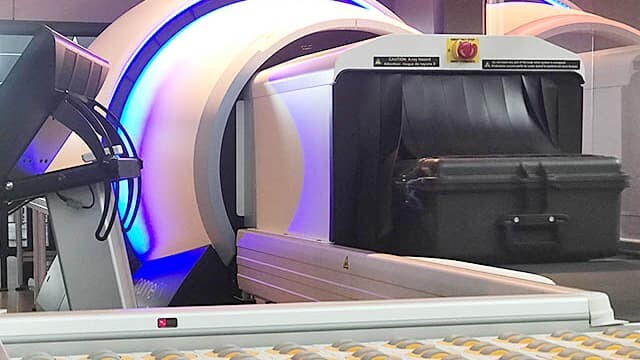 BFMTV's tweet photo. Voyage en avion: bientôt la fin des restrictions pour le transport des liquides en cabine?
https://t.co/AICPOsryVv https://t.co/pqXDyFZuNR