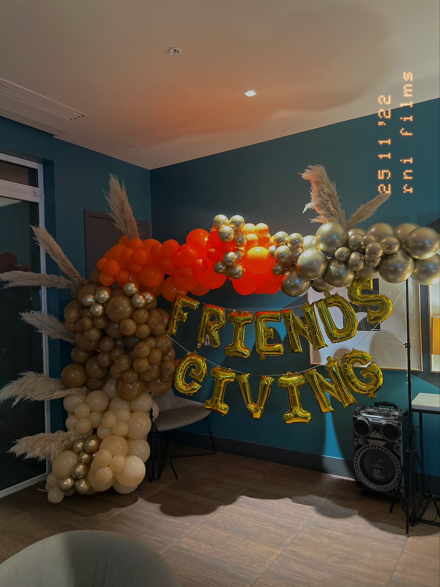 hippay_'s tweet photo. I got booked for my first friends giving &amp; it was a success. 🤍🍁🍂 #Friendsgiving #GoodVibesOnly #bookyournextevent https://t.co/uIsJXHDAmq