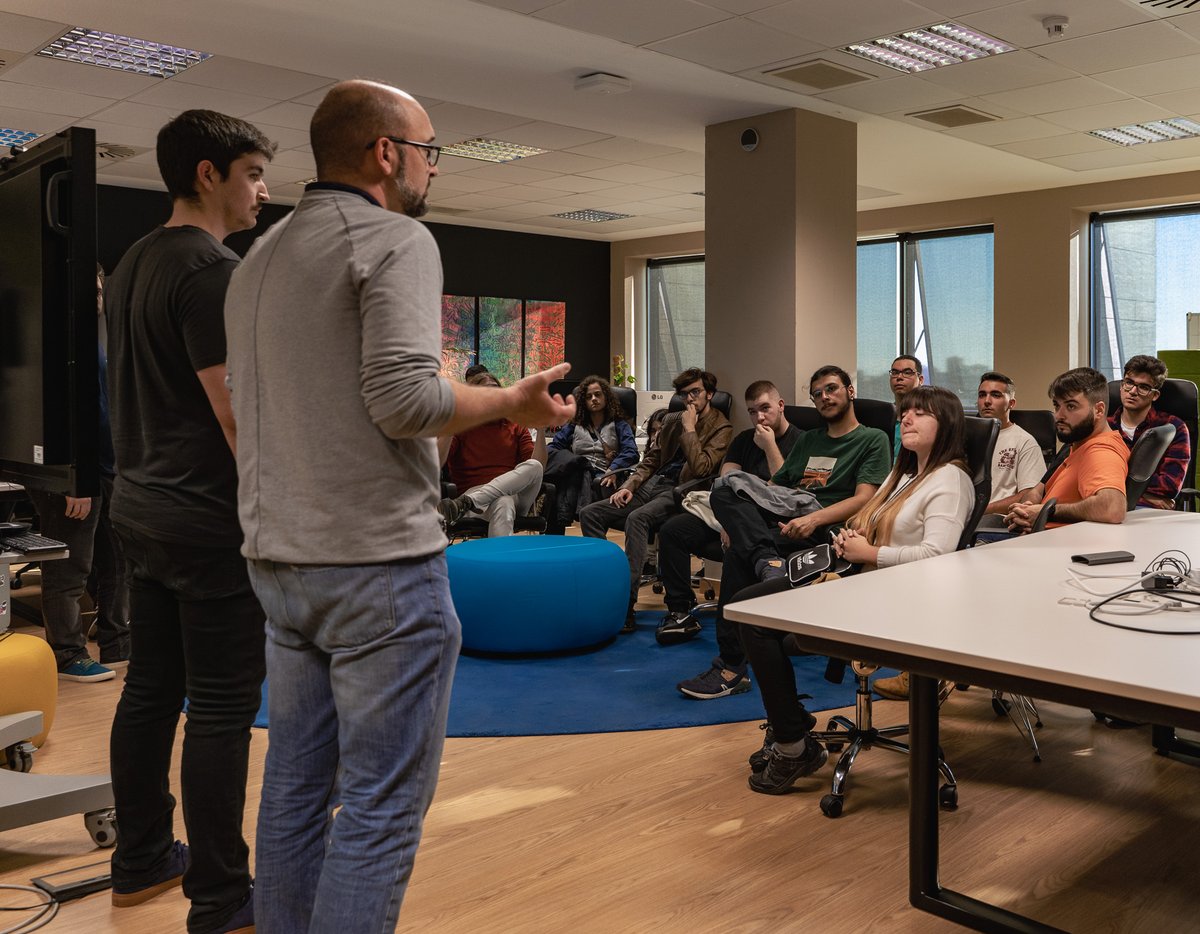 Med_Interactiva's tweet photo. ¡Este mes hemos recibido las visitas de los centros @iesmajuelo e @iespdv!
Nuestro equipo ha podido contarles en primera persona cómo es trabajar en MI y en el sector técnológico
Gracias por vuestro entusiasmo y ganas de aprender 💚
#SomosMI #WorkatMI #ITJobs #RSC #GlobalGoals https://t.co/vBjWAm8Ilu