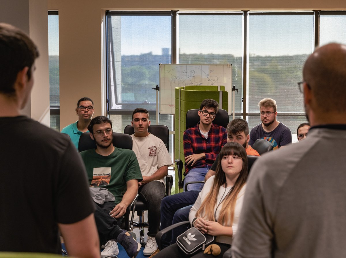 Med_Interactiva's tweet photo. ¡Este mes hemos recibido las visitas de los centros @iesmajuelo e @iespdv!
Nuestro equipo ha podido contarles en primera persona cómo es trabajar en MI y en el sector técnológico
Gracias por vuestro entusiasmo y ganas de aprender 💚
#SomosMI #WorkatMI #ITJobs #RSC #GlobalGoals https://t.co/vBjWAm8Ilu