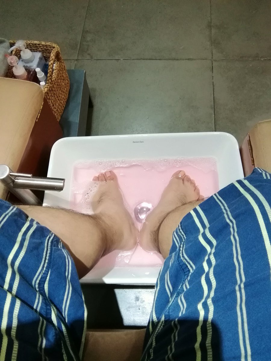 ramy_pon's tweet photo. It's that kind of monday...
#NotTheWeekend #FootSpa #arewethereyet https://t.co/d1iwUIqjWt