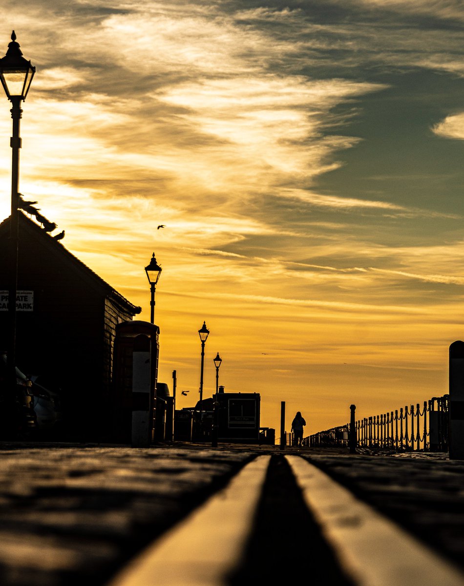 VisitKent's tweet photo. The perfect golden view to start your week #MondayMotivation
📷: my_morning_view_folkestone https://t.co/JxPCVZFmrM