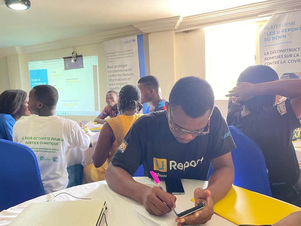HalteCoViD19BJ's tweet photo. Avec @UNICEF_Benin, partout au #Bénin, les jeunes champions U-Reporters, sont engagés à lutter contre les fausses informations, pour sauver leur communauté.
@UReportBenin
#wasexo
#SanteBenin
#Vaccinonsnous https://t.co/Aa001omfCe