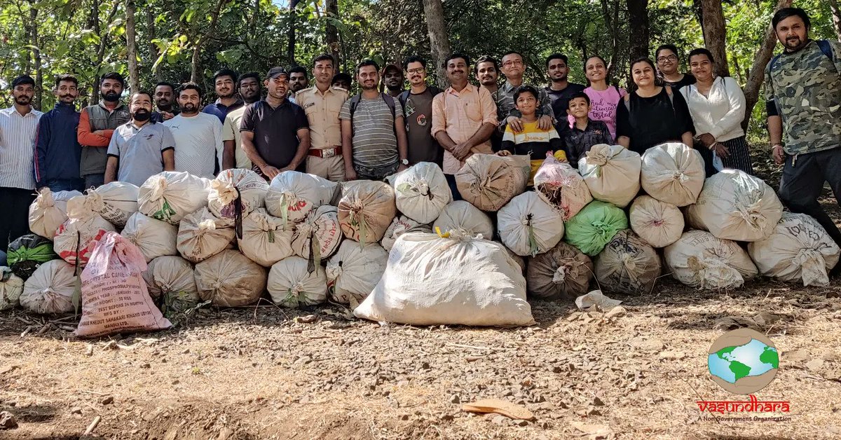 Pranav4940's tweet photo. During second plastic cleaning drive on parikrama route vasundhara nature club collected 350 kg plastic west and sent it to prakrutik plastic cafe.This is a cafe that serves snacks instead of plastic.@collectorjunag
@DdoJunagadh @DCF_Junagadh @PMOIndia
@CMOGuj
@JunagadhGog https://t.co/GMNxSLf6a6