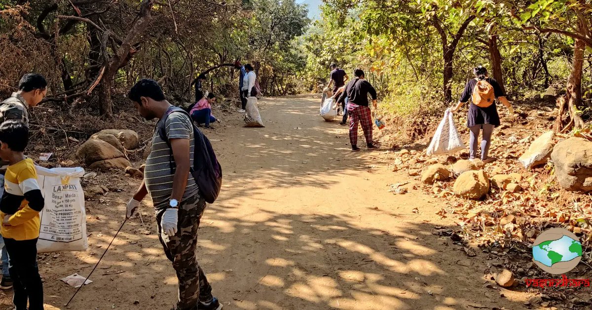 Pranav4940's tweet photo. During second plastic cleaning drive on parikrama route vasundhara nature club collected 350 kg plastic west and sent it to prakrutik plastic cafe.This is a cafe that serves snacks instead of plastic.@collectorjunag
@DdoJunagadh @DCF_Junagadh @PMOIndia
@CMOGuj
@JunagadhGog https://t.co/GMNxSLf6a6