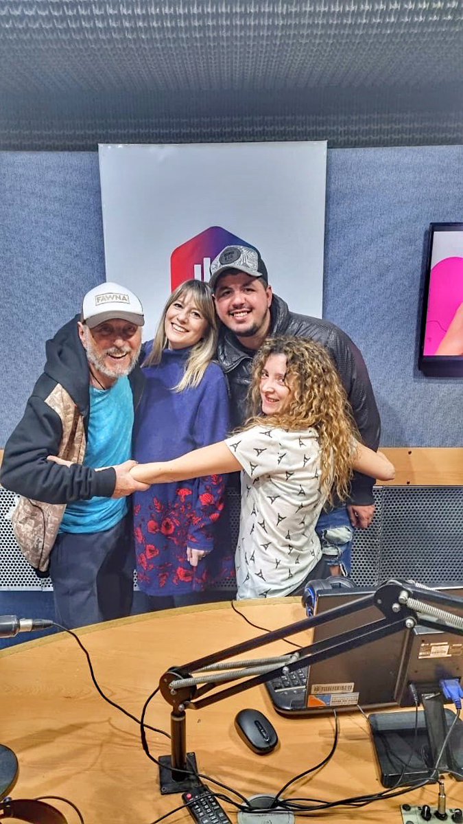 leonelcerrudo's tweet photo. El @tanoalbamonte y @EMILIANORELLA me abrieron las puertas en #BienLocos por @Late931Oficial. El “Tano” siempre generoso. Estaba contento que me venía a #Qatar2022 y lo cubría para su programa. De un día para el otro se nos fue 🥺. QEPD. Mis condolencias a la flia y amigos. https://t.co/CR5CAR0E9V