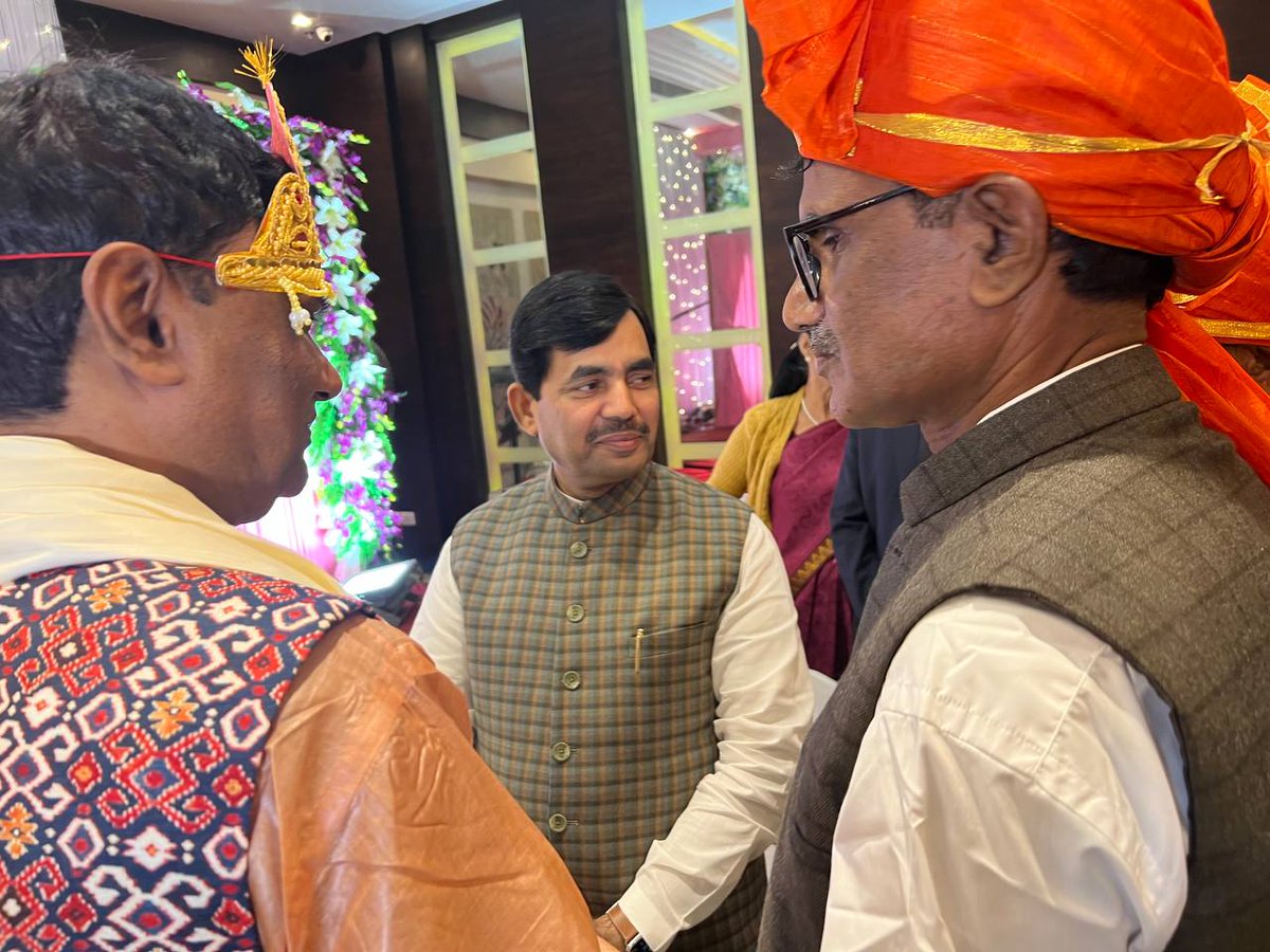 kundanm01's tweet photo. शादी में शरीक होने व प्यार भरा आशीर्वाद के लिए बहुत बहुत धन्यवाद।
हमारे बहन की शादी में आपका आगमन हमारे परिवार के लिए खुशी के मौके पर चार चांद लगाने तुल्य था।
धन्यवाद @ShahnawazBJP जी! https://t.co/MfGmKc0yvZ