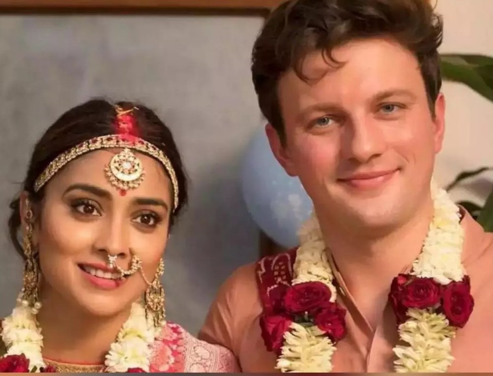 HumorCentral1's tweet photo. Drishyam 2's Shriya Saran reveals husband Andrei Koscheev was offended when troll said 'Gore se kyun shaadi ki?' #ShriyaSaran #Drishyam2 #actor #actresses #anderikoscheev #shaadi #marriage #gore #troll #RacismStillExists #freedom #happywedding https://t.co/9kvRxb3TA3
