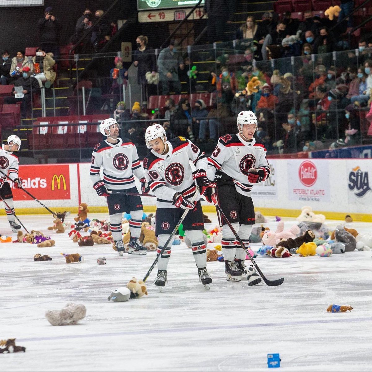 Teddy 🧸 Toss Week is Here🎄🎄

Friday Dec 2 vs UdeM @ 7:00pm

Limited tickets remain here: unbtickets.universitytickets.com/w/event.aspx?i…

See you Friday night UNB Fans🎄