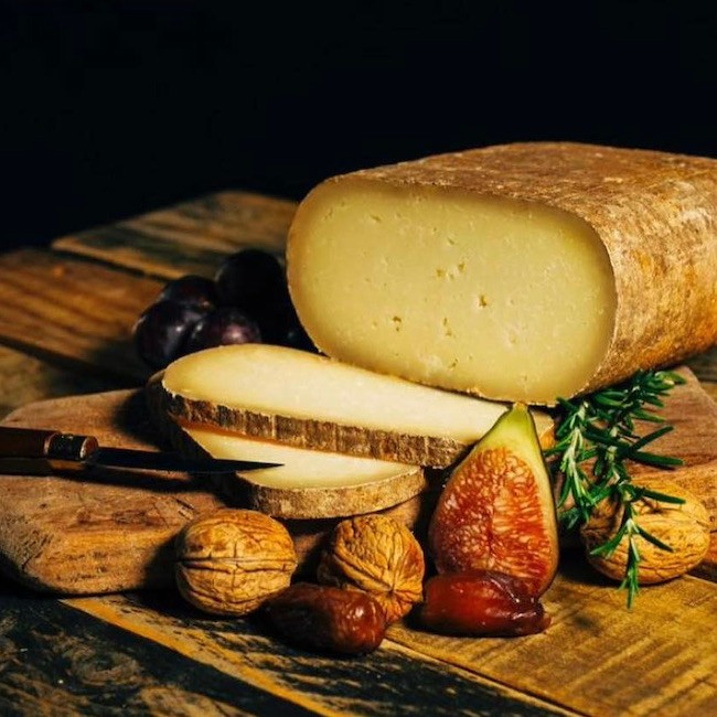 🧀🏆 Spanish cheeses took home 566 awards at the #WorldCheeseAwards in Wales!

🔝 <a href="/LosPayuelos/">Quesería LosPayuelos</a> was between the 16 finalists and other 🇪🇸 cheeses received the Supergold distinction.

Congratulations! We all love Spanish cheese😋

Visit <a href="/FoodWineSpain/">FoodWineSpain</a>'s web: foodswinesfromspain.com/en/food/news/2…