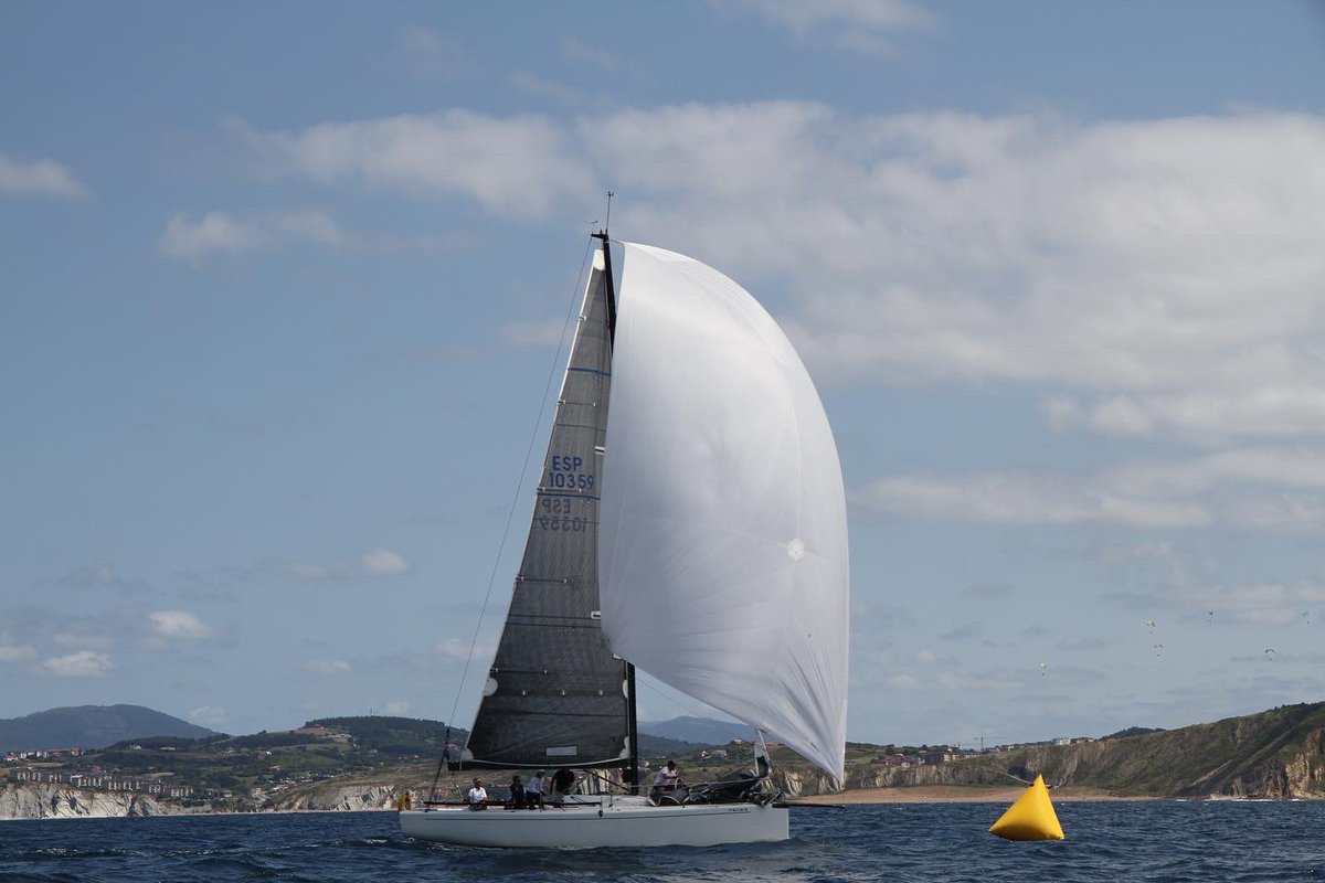 RCMARSC's tweet photo. ⛵️Fhimasa Escuela de Vela José Luis de Ugarte, Alpega, Turi y Kohen, defenderán este sábado 3 su liderato en sus respectivas clases, durante la última jornada del V Trofeo Social Cruz Roja en el Abra.
#RCMARSC
#TrofeoCruzRoja
@CruzRojaBizkaia https://t.co/SVD8dqPPtF