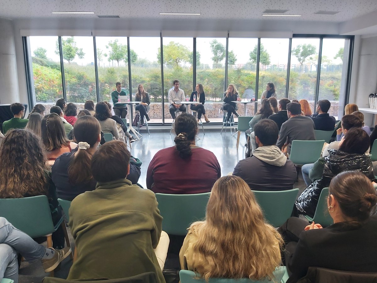 En Loyola Másteres, el aprendizaje en valores es tan importante como los conocimientos para el desarrollo profesional 📈
🔝 Sesión del programa LPM con 5 expertos de diferentes disciplinas para compartir sus trayectorias profesionales y los valores que han impulsado sus carreras.