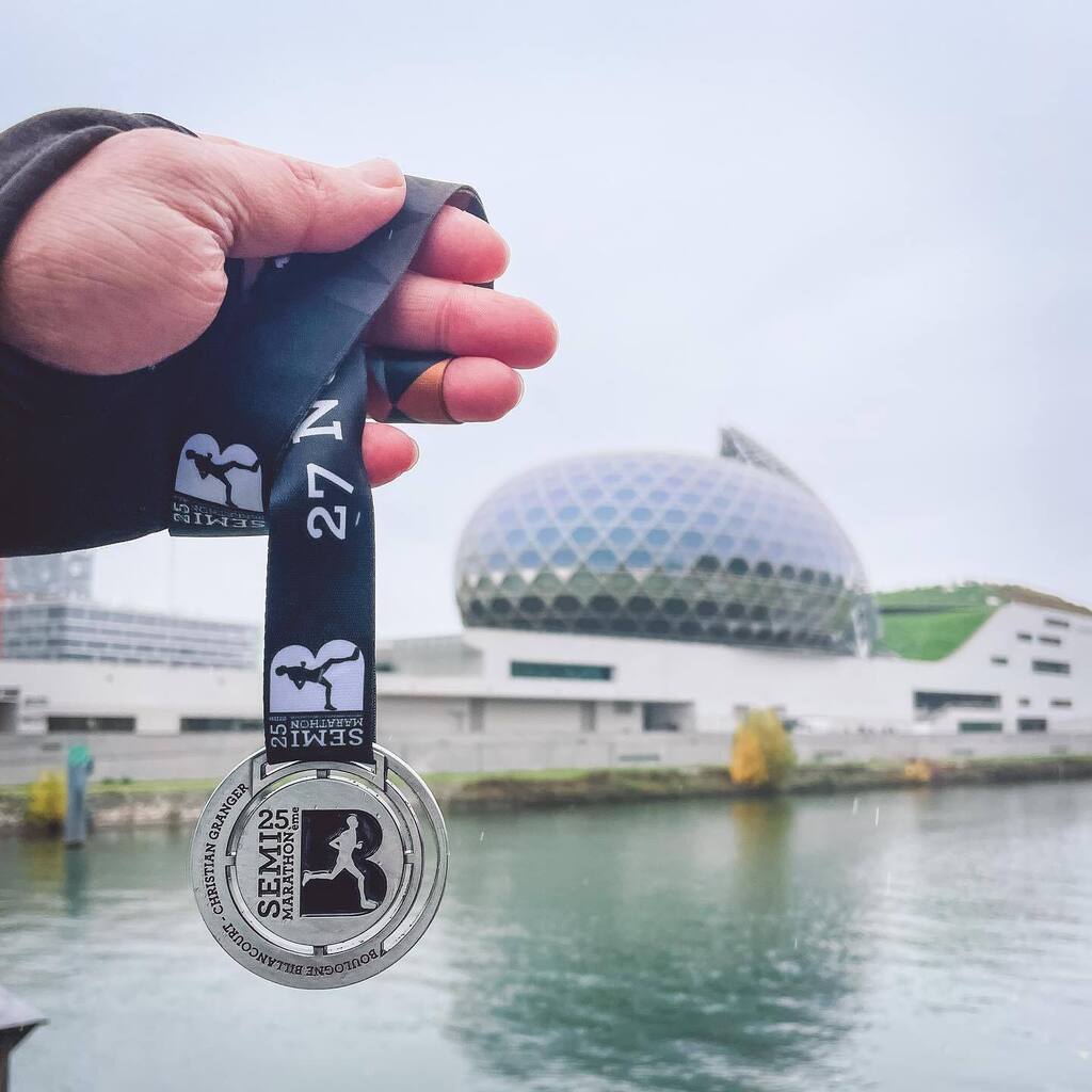 Finisher
•
Comme un lundi mais post sortie (trop) longue 😅
Sans préparation et par conséquent sans objectif de chrono, un départ en fin de sas et la chance de croiser @instantony_
•
Les kms passent bien même si je me trouve un peu « trop en forme ». … instagr.am/p/ClgNqwuNzoh/