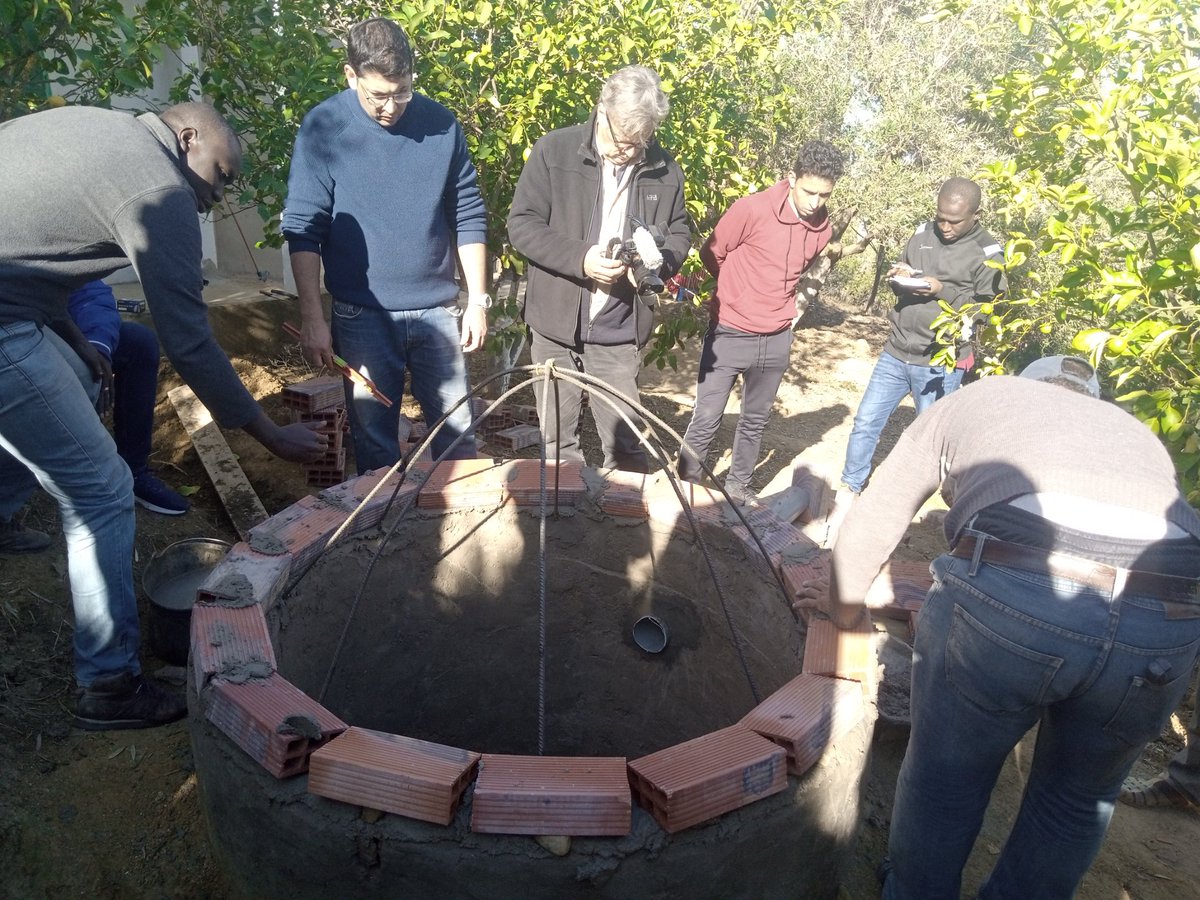 OngAves's tweet photo. "Généralités sur la méthanisation et caractérisation des déchets organiques", le thème du jour présenté par Dr Ouahid !!
@STOPForPlanet @saveourplanet @AfricanClimateF @EarthGuardians3 
#icaf @FFEM_Fr https://t.co/tT5s79ilmE