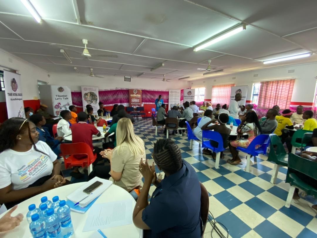 SwedeninZM's tweet photo. Last week, we visited #Chibolya 🇿🇲 w/ Sweden’s 🇸🇪 partner @bbcmediaaction who held a live #Tikambe radio show.
Young people got the opportunity to ask questions on sexual & reproductive health & rights, focusing on gender-based violence #OrangeTheWorld🧡#16Days
#SweZam 🇸🇪 🇿🇲 https://t.co/BDCzfnA1BK
