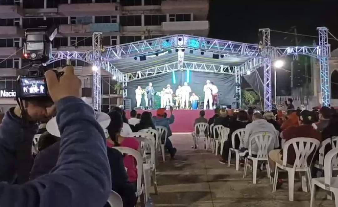 escalonaegrem's tweet photo. Gran presentación realizó el grupo cubano “Son 14” en la explanada de la Plaza Cívica de Tuxpan la noche de este sábado, en el marco de los festejos por el 66 aniversario de la partida del yate Granma, desde Tuxpan hacia Las Coloradas, Cuba.
#CubaEsCultura
#Mexico
#EmbaCuMex https://t.co/0wgedAOka0