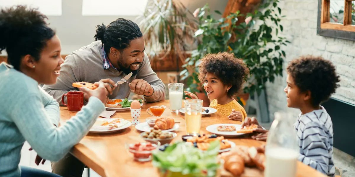 New research suggests that sharing a meal with those we care about, may lower stress levels, improve the workday, and other habits!  
buff.ly/3EJrFQF  
#healthyhabits