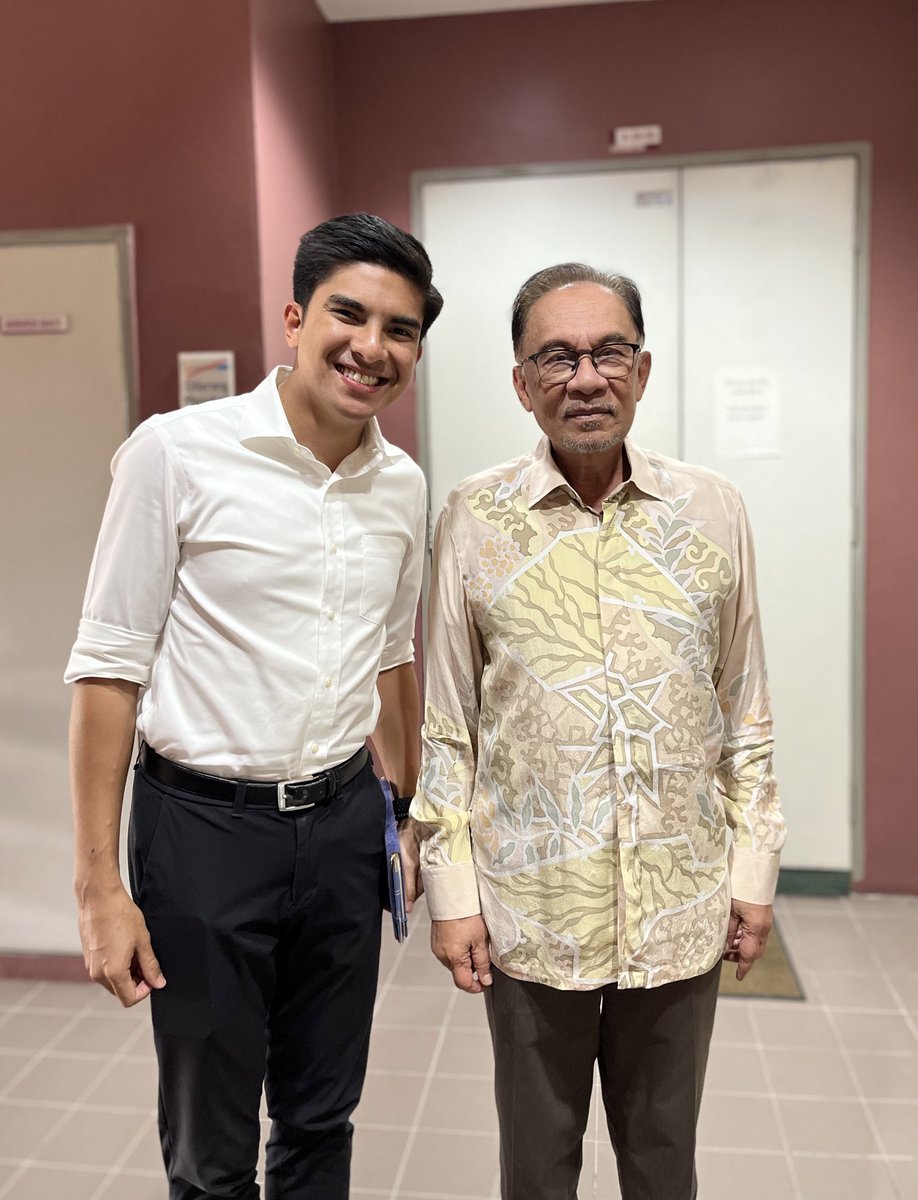 SyedSaddiq's tweet photo. Good meeting with YAB PM @anwaribrahim .

Saya &amp; MUDA memberikan sokongan tidak berbelah bahagi kerana,

1) Memartabatkan institusi rakyat dari Personaliti, a ruled-based system.

2) Politik yang membela semua.

3) Fokus untuk pulihkan Ekonomi.

Let’s build a better Malaysia🇲🇾 https://t.co/dzQIMqAbov