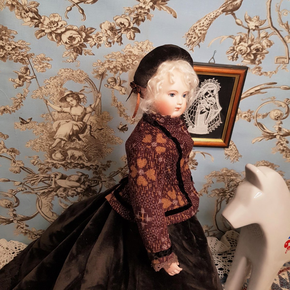 Innarra2's tweet photo. Antique style Fashion Ensemble for 15″ Huret, Gaultier and other French fashion dolls https://t.co/zKyfFtUcUh 
#huret #antiquedoll #frenchfashiondoll https://t.co/K2QZbJQufk