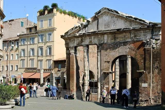 Situato all'interno del Rione XI - Sant'Angelo, il Ghetto ebraico di Roma è uno dei tesori nascosti della Capitale, un piccolo quartiere ricco di testimonianze archeologiche e culturali.
#ghettoebraico #roma #Rome #Italia #tour #romatour #visiteguidate