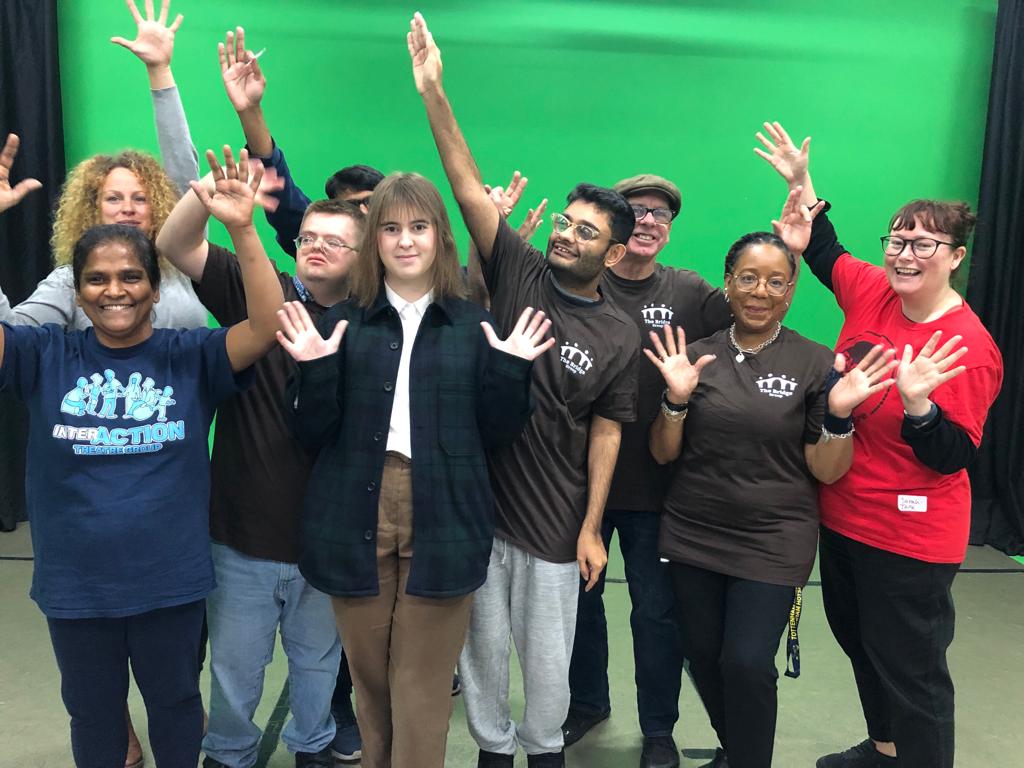 FaceFrontUK's tweet photo. Looking fabulous darlings!
Our Bridge Group are looking snazzy in their new t-shirts 🙌👚🙌
#BridgeGroup #NewTshirts #InclusiveTheatre https://t.co/xKSawOgbGL