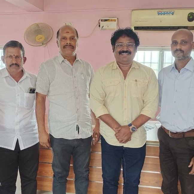 prabap732's tweet image. இன்று காலை திரைப்பட இயக்குனர், 
#வ.#கௌதமன் அவர்கள் 
பாட்டாளி மக்கள் கட்சியின்,
 முன்னாள், ஒன்றிய பெருந்தலைவர் #பழ.#தாமரைக்கண்ணன் அவர்களின் அலுவலகத்தில் நேரில் சந்தித்தபோது....