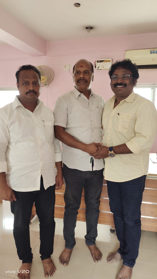 prabap732's tweet image. இன்று காலை திரைப்பட இயக்குனர், 
#வ.#கௌதமன் அவர்கள் 
பாட்டாளி மக்கள் கட்சியின்,
 முன்னாள், ஒன்றிய பெருந்தலைவர் #பழ.#தாமரைக்கண்ணன் அவர்களின் அலுவலகத்தில் நேரில் சந்தித்தபோது....