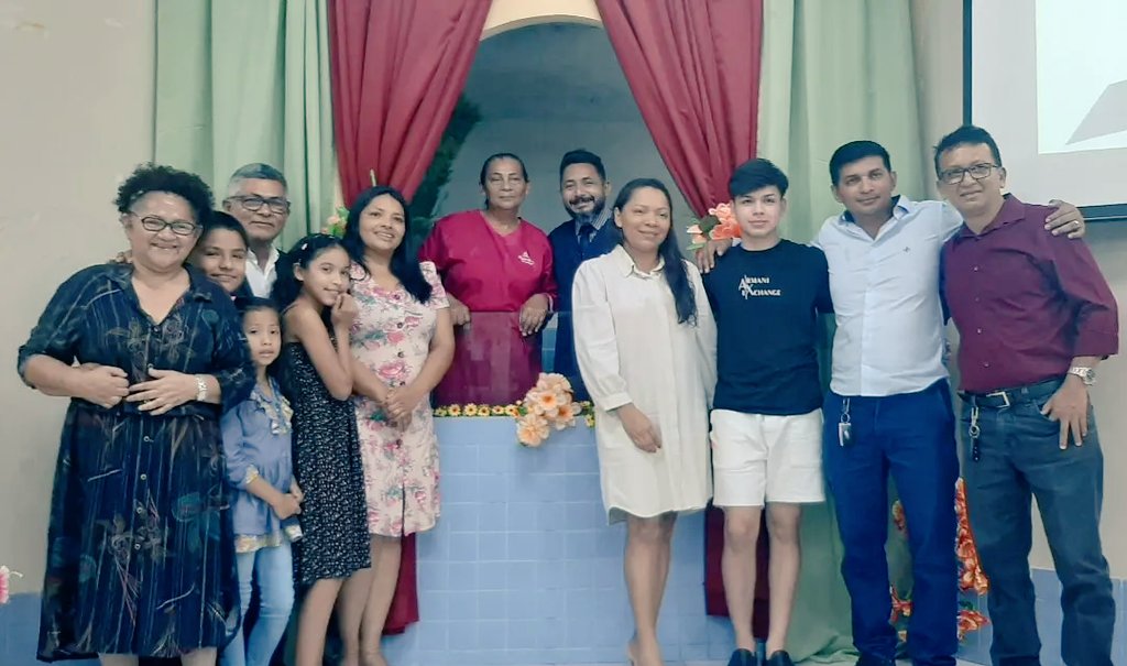 wallacermachado's tweet photo. Neste domingo (27), tive o imenso privilégio de rebatizar a dona Francisca que estava 13 anos longe dos caminhos do Senhor.
Deus é maravilhoso pois nunca desiste dos Seus filhos.
#Reencontro
#IASDMutirãoDoCacau #DistritoDaCompensa3 #OMesmoAmorAMesmaMissão https://t.co/2qlW1oP3sS