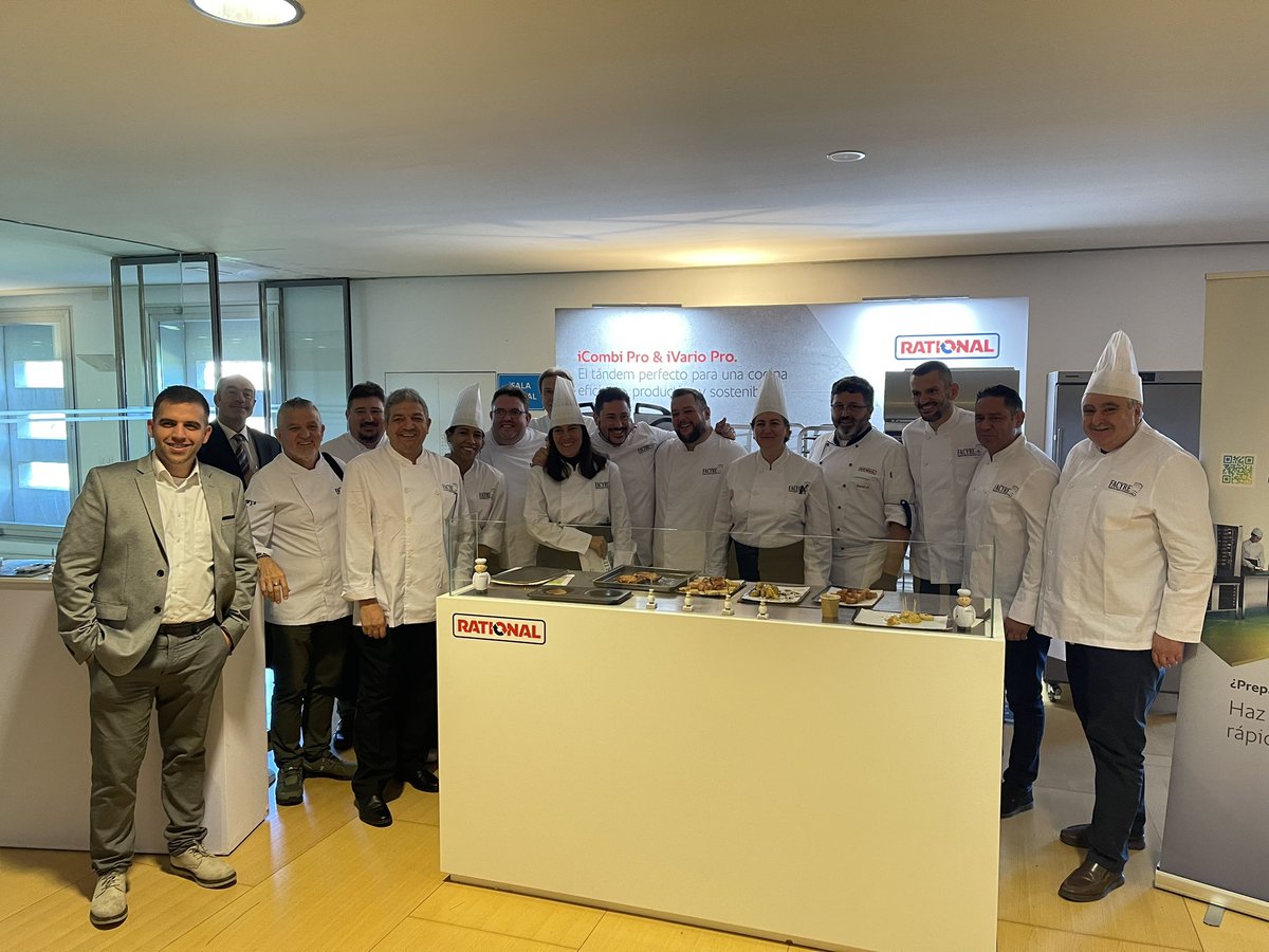 ¡Foto de parte de la familia de FACYRE!

Se abre la zona expositiva y lo hacemos visitando a nuestros amigos de <a href="/RATIONAL_AG/">RATIONAL Japan</a> 👨🏻‍🍳