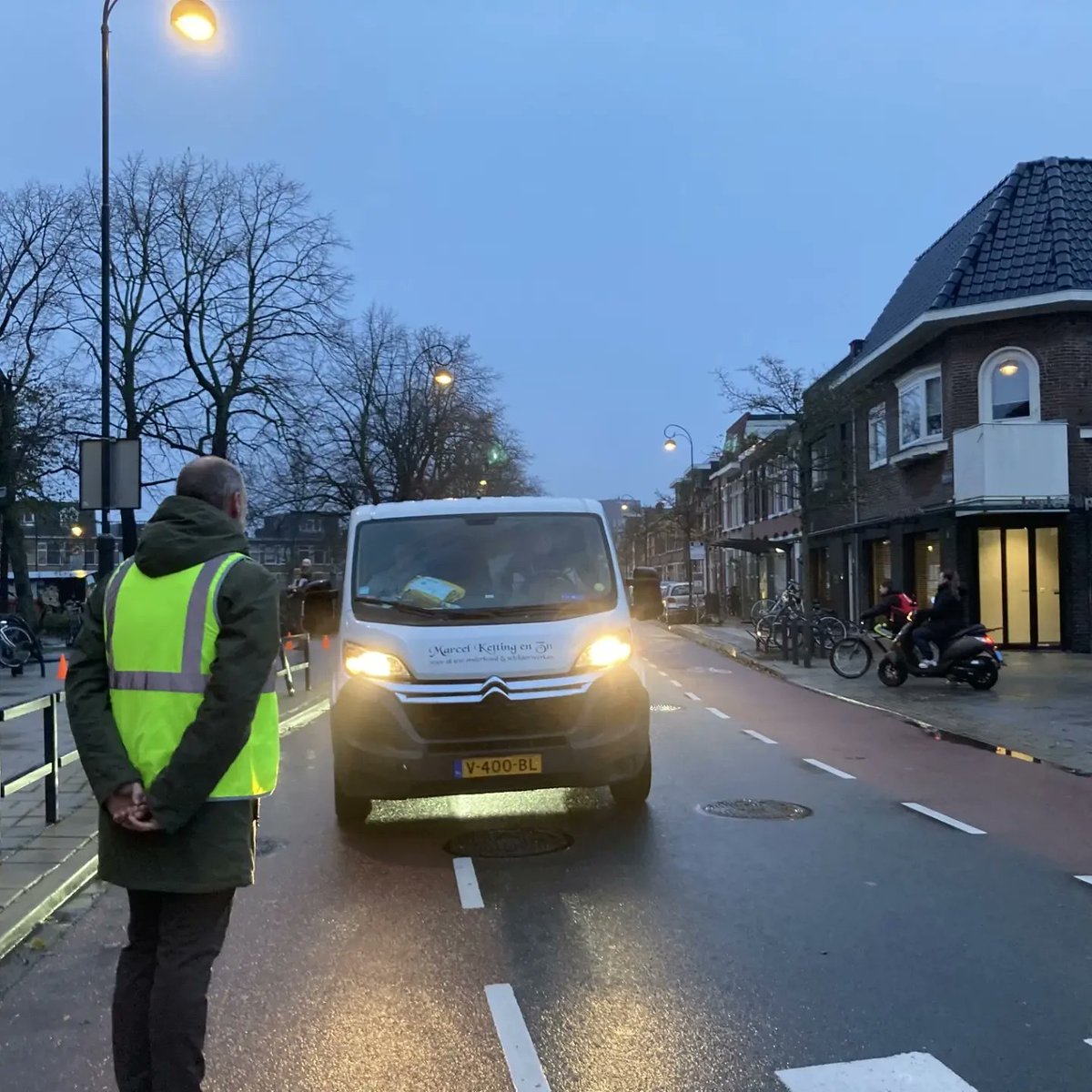 sarihan_a's tweet photo. Vandaag start van onze actieweek voor een verkeersveilige omgeving. Wethouder van onderwijs, @vanleeuwenBas tekent als eerste op het commitmentbord en helpt samen met hulpouders, leerling Mano en Tess (kinderburgemeester) onze kinderen om veilig over te steken. #samensterk! https://t.co/I8fteAD3E2