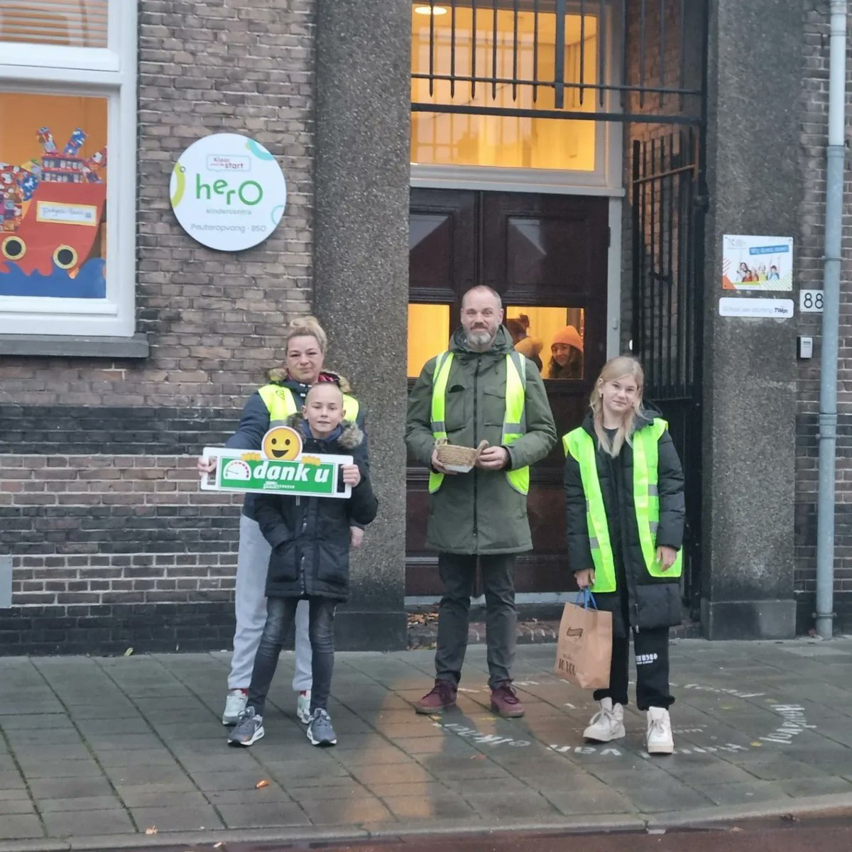 sarihan_a's tweet photo. Vandaag start van onze actieweek voor een verkeersveilige omgeving. Wethouder van onderwijs, @vanleeuwenBas tekent als eerste op het commitmentbord en helpt samen met hulpouders, leerling Mano en Tess (kinderburgemeester) onze kinderen om veilig over te steken. #samensterk! https://t.co/I8fteAD3E2