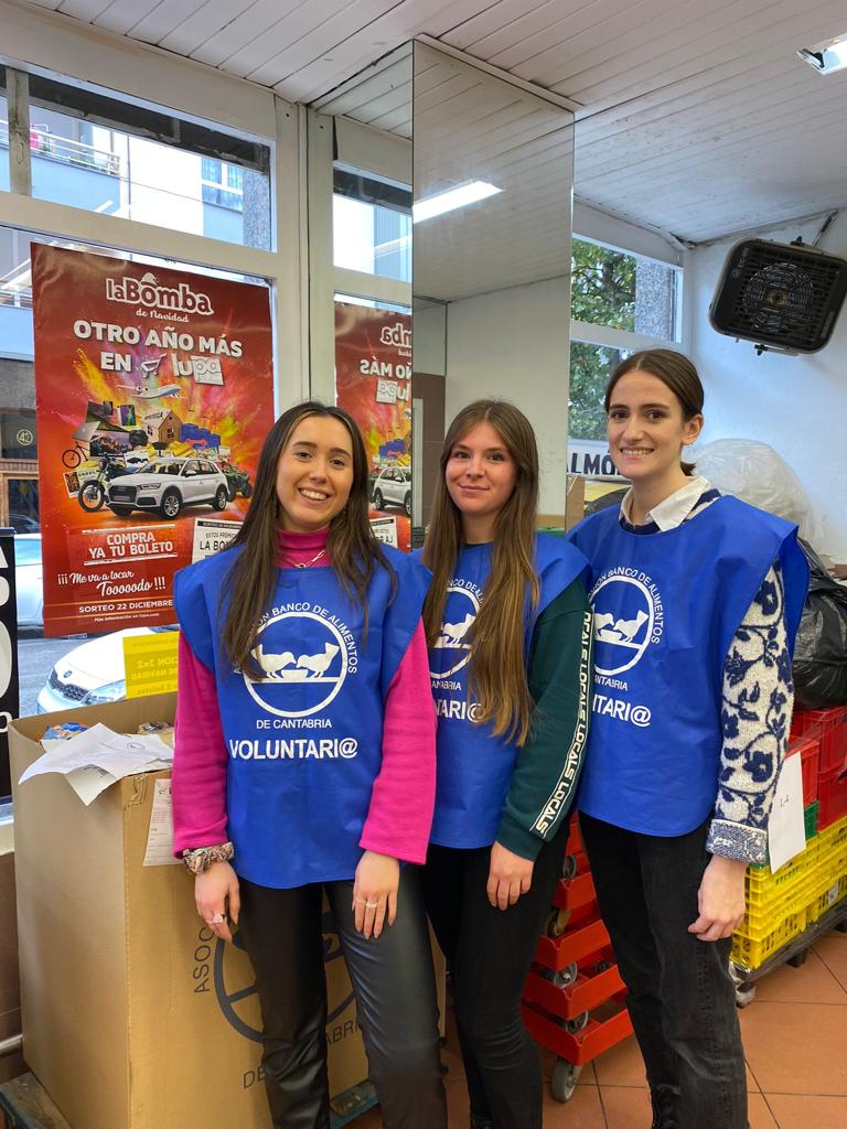 Canal_CESINE's tweet photo. Varias alumnas de #CESINE participaron de forma voluntaria el pasado viernes en la #GranRecogidadeAlimentos que tiene como fin de ayudar a las personas y familias más desfavorecidas de nuestro país.

¡Gracias por vuestro compromiso!

#teamCesine #cesiners https://t.co/x3htT9EHLP