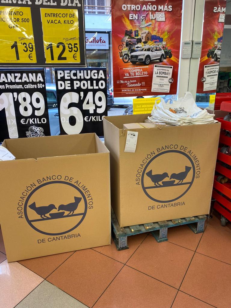 Canal_CESINE's tweet photo. Varias alumnas de #CESINE participaron de forma voluntaria el pasado viernes en la #GranRecogidadeAlimentos que tiene como fin de ayudar a las personas y familias más desfavorecidas de nuestro país.

¡Gracias por vuestro compromiso!

#teamCesine #cesiners https://t.co/x3htT9EHLP