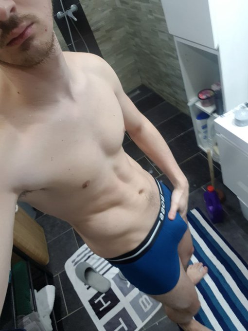 Petite photo du matin, avant la s&eacute;ance de sport 🥵 Je suis satisfait du r&eacute;sultat  t'en penses quoi toi<a href="/tag/maqueue"class="tags"><span>#maqueue</span></a>