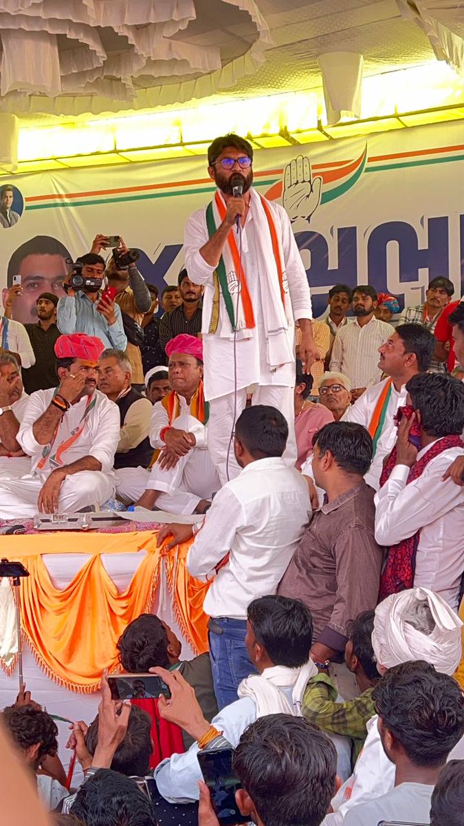 jigneshmevani80's tweet photo. आज गुजरात के बनासकांठा में कांग्रेस पार्टी के समर्थन में जनसैलाब उमड़ा। बनासकांठा ज़िले की जनता ने अपना जनादेश दे दिया है- गुजरात में सत्ता परिवर्तन ही गुजरातियों के उज्वल भविष्य का एक मात्र विकल्प।
#CongressAaveChe https://t.co/aBufxbAdUC