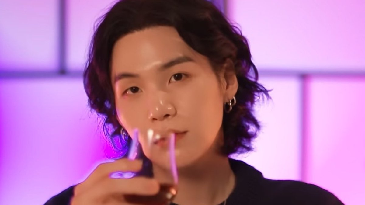 vminiecats's tweet photo. — Esto es increíble, #SUGA tendrá su propio programa llamado "SUCHWITA (Time to drink with SUGA)" donde tendrá invitados especiales y hablarán sobre temas interesantes mientras beben. El primer invitado será #RM y el primer ep. se lanzará el 5 de diciembre. 

Horarios + teaser ↓ https://t.co/Ut6aMZ2FcD