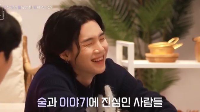 vminiecats's tweet photo. — Esto es increíble, #SUGA tendrá su propio programa llamado "SUCHWITA (Time to drink with SUGA)" donde tendrá invitados especiales y hablarán sobre temas interesantes mientras beben. El primer invitado será #RM y el primer ep. se lanzará el 5 de diciembre. 

Horarios + teaser ↓ https://t.co/Ut6aMZ2FcD