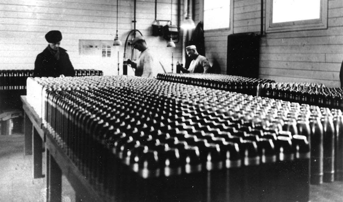 AnniBolenius's tweet photo. My company has a great legacy. Below, we see staff in ammunition production in 1937 and a wagon carrying explosives in the winter 41-42. #Forcit #Finland https://t.co/DdIPu8rTnd