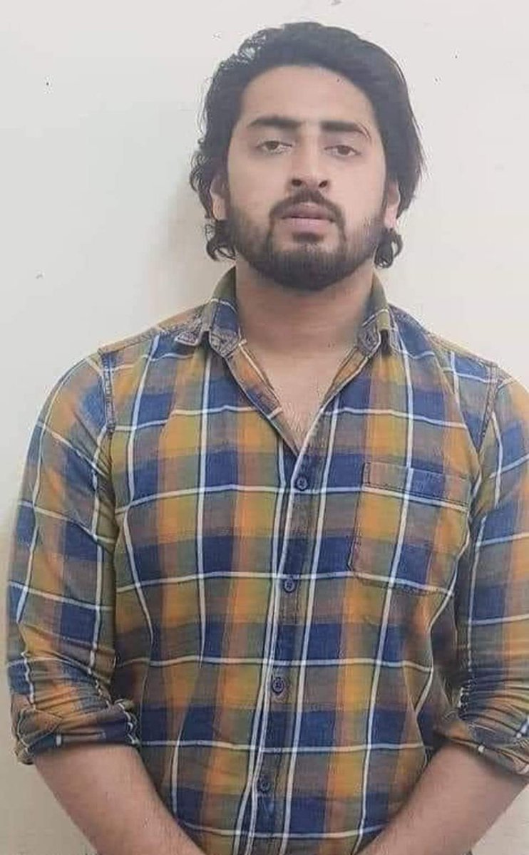 007AliQaQa's tweet photo. नाम में क्या रखा है काका?
शाहरुख पठान और कपिल गुर्जर या रामभक्त गोपाल, 
लोकतांत्रिक संवैधानिक सेक्यूलर न्याय व्यवस्था के दो पहलू;
कपिल व गोपाल को जहाँ कुछ दिनों के भीतर जमानत मिल गई, वहीं शाहरुख पठान को 1000+ दिन से जेल में न्यायपालिका ने न्यायिक हिरासत के तहत में कैद कर रखा है https://t.co/kA1k9XEMd4