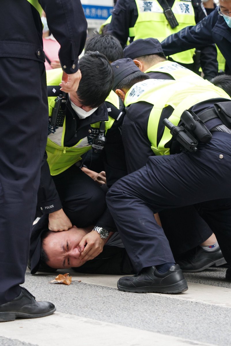 ElectionWiz's tweet photo. Chinese police muzzle an anti-lockdown protester in Shanghai https://t.co/CvNbIsbMuE