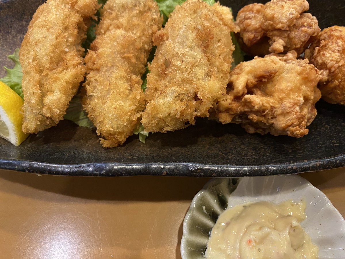 久しぶりに弟のお店で夕食。
何年かぶりに食べた馬刺しと大好きなカキフライ（＆唐揚げ）✨ https://t.co/a1OBs37VIb