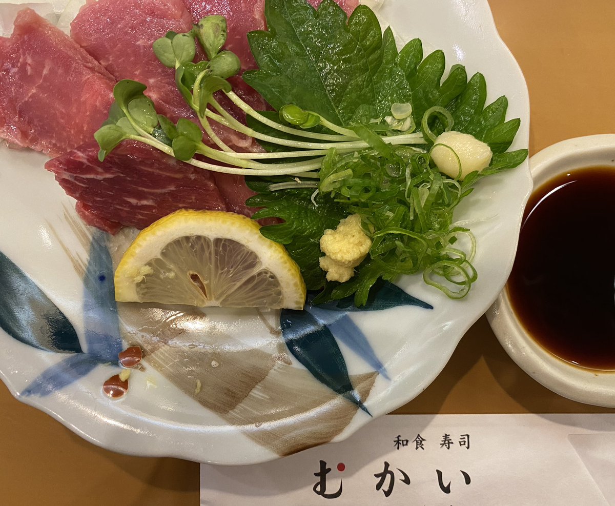 久しぶりに弟のお店で夕食。
何年かぶりに食べた馬刺しと大好きなカキフライ（＆唐揚げ）✨ https://t.co/a1OBs37VIb