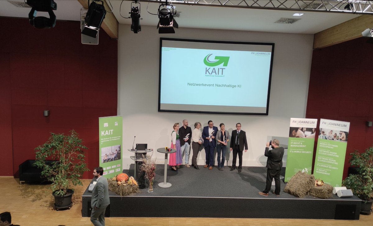 GTschab's tweet photo. „Einsatz nachhaltige Künstliche Intelligenz“ – an der JOANNEUM (FH) in KAPFENBERG.🌐Beim KAIT- durfte ich gemeinsam mit Natascha Totzler die wichtigsten Aspekte der #Datenökonomie live on Stage präsentieren. 

https://t.co/DPKCQbm4G5

#künstlicheintelligenz #stage #Nachhaltigkeit https://t.co/k3XgHI1spz